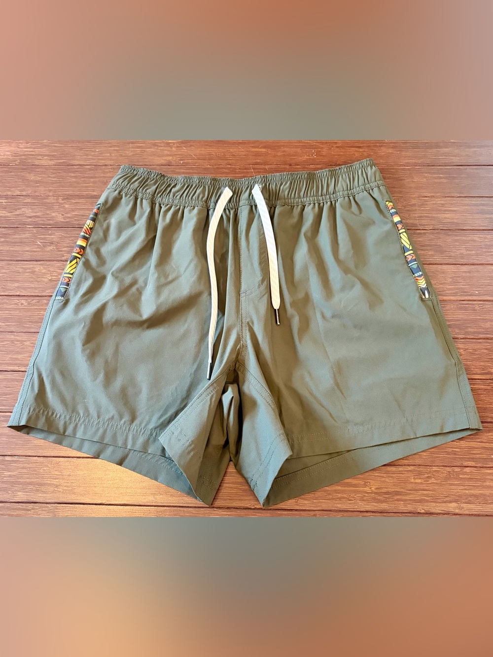Wowie Nomad Casual Stretch Green Shorts (Hybrid) 5" inseam Men's Sz Med Aztec